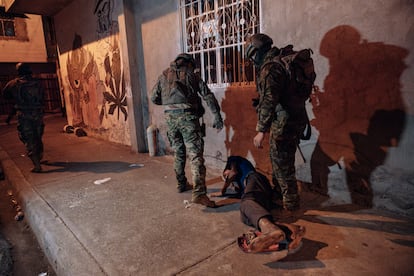 Dos militares interrogan a un hombre en situación de calle, durante un operativo en el barrio de Flor de Bastión.  