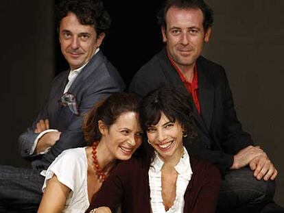 En primer término, Aitana Sánchez-Gijón (a la izquierda) y Maribel Verdú, y detrás, Pere Ponce (izquierda) y Antonio Molero, en una pausa de los ensayos de <i>Un Dios salvaje.</i>