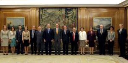 El rey Juan Carlos, con los miembros del pleno del Tribunal de Cuentas, presidido por Ramón Álvarez de Miranda (7 izda), a los que recibió hoy en el Palacio de la Zarzuela.