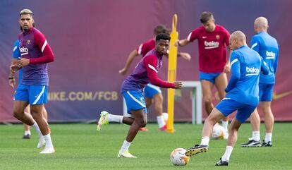 Ansu Fati, en el centro de la imagen, en un entrenamiento del Barcelona.