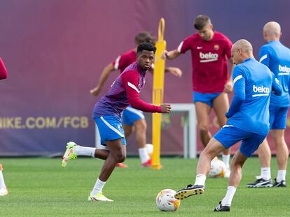 Ansu Fati, en el centro de la imagen, en un entrenamiento del Barcelona.