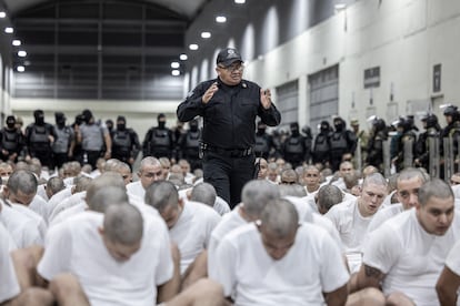 Decenas de hombres deportados de Estados Unidos en el interior del Centro de Confinamiento del Terrorismo, el 16 de marzo en El Salvador.