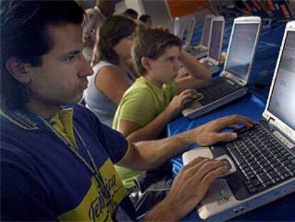 El atleta Yago Lamela se ha mezclado con los internautas en la Campus Party de Valencia.