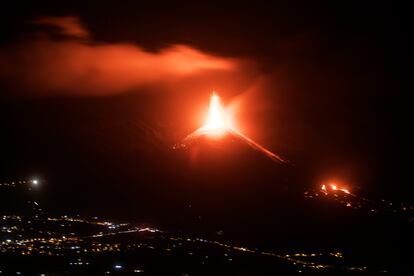 El volcán en erupción, desde el mirador del Time, este sábado.