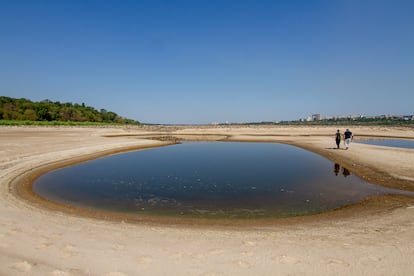 El embalse de Kajovka ha quedado prácticamente seco desde que un ataque atribuido a Rusia hiciera saltar por los aires la presa de Nueva Kajovka, en junio de 2023.