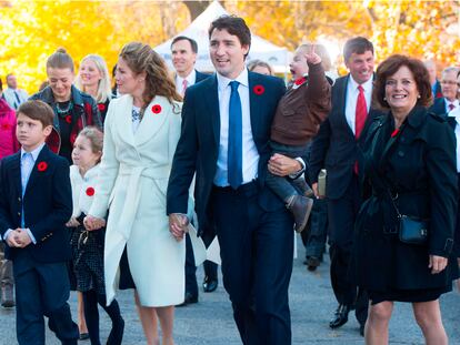 Justin Trudeau junto a su mujer y su madre, en un evento en Ottawa, el pasado 2015.