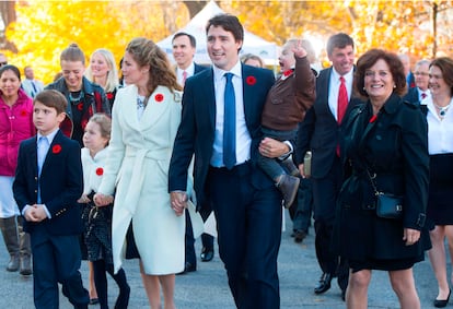 Justin Trudeau junto a su mujer y su madre, en un evento en Ottawa, el pasado 2015.