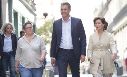 Pedro Sánchez y la vicepresidenta del Gobierno Carmen Calvo se reúnen con los colectivos LGTB en Madrid.