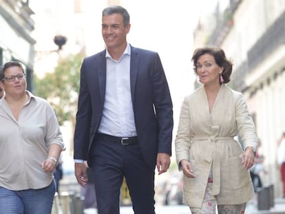 Pedro Sánchez y la vicepresidenta del Gobierno Carmen Calvo se reúnen con los colectivos LGTB en Madrid.