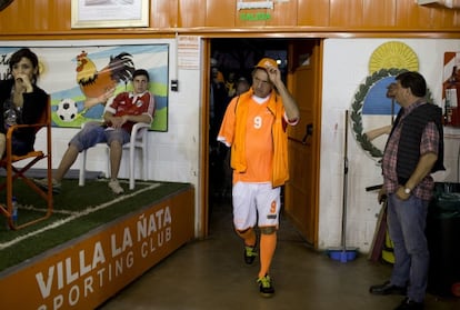 Scioli, jugando fútbol en un suburbio de Buenos Aires