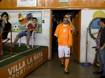 Scioli jogando futebol num subúrbio de Buenos Aires.