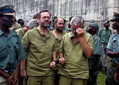 Simon Mann, con gafas, en la prisión de Harare donde se encuentra detenido desde el 7 de marzo.