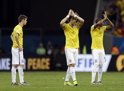 David Luiz e Fernandinho se despedem da torcida brasileira. 