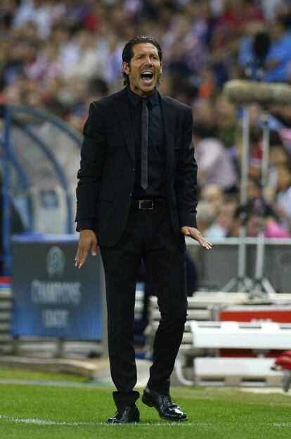 El entrenador del Atlético de Madrid, Diego Simeone, da instrucciones en la banda durante el partido contra el Zenit.