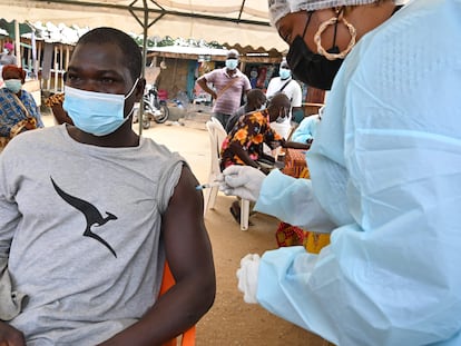 Una enfermera inyecta la vacuna del ébola a un ciudadano este martes en Abiyán.
