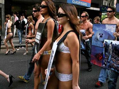 Modelos argentinas durante la manifestacion en Buenos Aires contra la caza indiscriminada de animales.