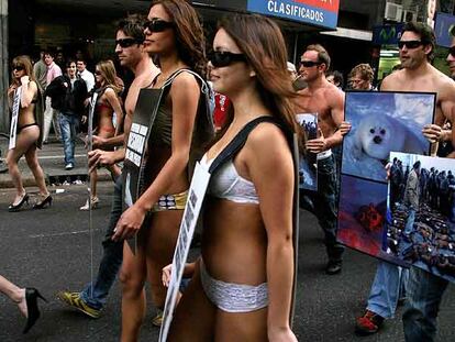 Modelos argentinas durante la manifestacion en Buenos Aires contra la caza indiscriminada de animales.