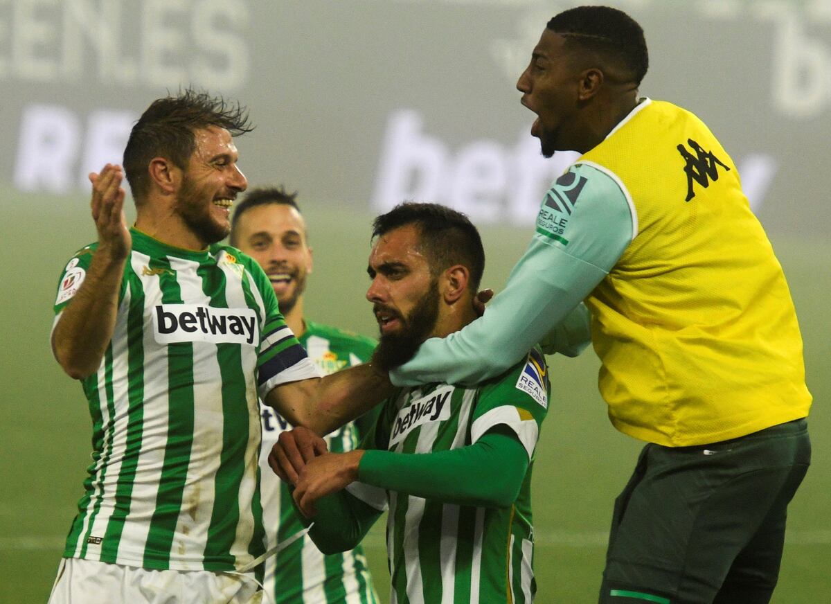 Copa del Rey: El Betis surge de la niebla para eliminar a la Real ...