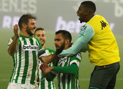 Los jugadores del Betis celebran el segundo gol del equipo andaluz anotado por Borja Iglesias.