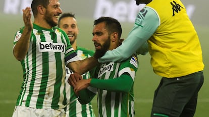 Los jugadores del Betis celebran el segundo gol del equipo andaluz anotado por Borja Iglesias.