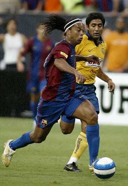 Ronaldinho, estrella del partido ante el América, ha maniatado a los defensas del conjunto mexicano, como Infante.