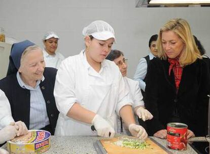 La delegada de Familia y Servicios Sociales de Madrid, Concepción Dancausa, durante su visita a los talleres de inserción laboral.