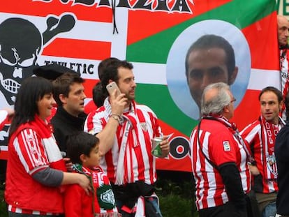 Aficionados del Athletic, delante de una pancarta en recuerdo de Iñigo Cabacas. 