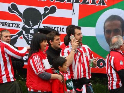 Aficionados del Athletic, delante de una pancarta en recuerdo de Iñigo Cabacas. 