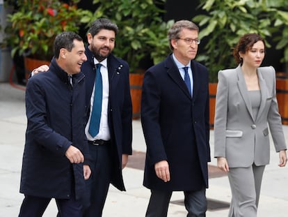 Alberto Núñez Feijóo, en el centro, con presidentes autonómicos del PP, el 6 de diciembre en el Congreso.