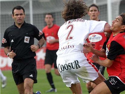 Javi Navarro, en su jugada del codazo a Arango.