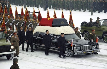 Al llegar a la plaza central de Pyongyang, el coche con el féretro de Kim Jong-il iba acompañado a su derecha, a pie, por Kim Jong-un, hijo menor del dictador y designado sucesor nada más conocerse su muerte. Es el primero por la derecha en la imagen, vestido de negro. Poco se sabe de este hombre de 29 años, sin apenas experiencia, que hereda un potente programa nuclear.