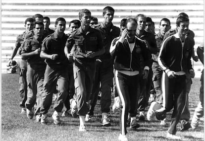 El príncipe Felipe corre, en traje de faena, junto a otros alumnos de la Academia Militar de Zaragoza en octubre de 1985. A su vuelta de Canadá, comienza la carrera militar de don Felipe. Tras Zaragoza, pasará, sucesivamente, por la Escuela Naval de Marín y la Academia General del Aire en San Javier (Murcia).