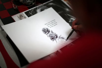 Un detenido dibuja unas rosas en una postal de cumpleaños en el centro de inmigración de Adelanto.