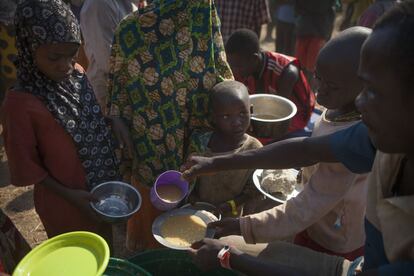 El número de niños que necesita atención especializada sigue en aumento, ya que no paran de llegar familias que huyen de la escalada de violencia en Burundi, previa a las elecciones presidenciales del 21 de julio. Se estima que 25.000 personas han huido hacia el campo de refugiados de la frontera con Tanzania solo en el último mes. En total ya hay unos 78.000 refugiados burundeses, de los que se estima que una quinta parte son niños menores de cinco años.
