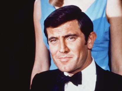 ¿Cómo llegó a Bond? Echándole cara. Lazenby, un modelo australiano sin experiencia en el cine cuenta en el documental 'La piel de James Bond' que cuando supo que se buscaba a un sustituto para Bond fue al barbero de Connery a pedirle su corte de pelo y a su sastre a por uno de sus trajes, se compró un Rolex y se coló en el despacho del productor Harry Saltzman con un chulesco “oí que estaban buscando a James Bond”. Una audacia que, sumada a su dominio de las artes marciales y a un físico espectacular, le ayudó a imponerse a más de 400 candidatos. En la imagen, George Lazenby en 'Al servicio de su majestad'.
