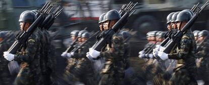 Soldados del Ejército tailandés desfilan durante la celebración del día del juramento de lealtad a las Fuerzas Armadas de Tailandia, en una base militar de Bangkok (Tailandia).