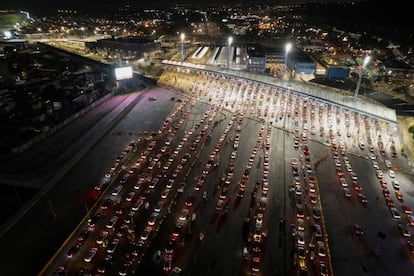 Vista aérea de autos haciendo fila para cruzar la frontera en el puerto de cruce de San Ysidro en la frontera México-Estados Unidos en Tijuana, el 7 de noviembre.