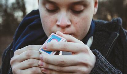 Un adolescente se enciende un cigarro.