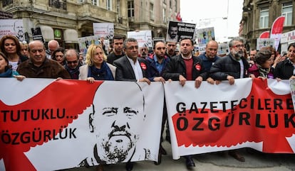 Manifestación en Turquía en defensa de los periodistas encarcelados.