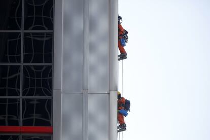 Activistas de Greenpeace escalan las Torres Kio de Madrid durante la protesta.