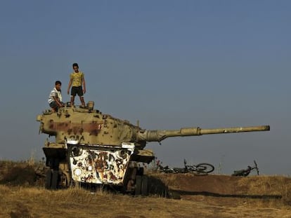 Unos niños drusos subidos en un tanque en la región de Bukata, en los Altos del Golán.