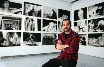 Alain Urrutia, ante las obras que expone en la Sala Rekalde.