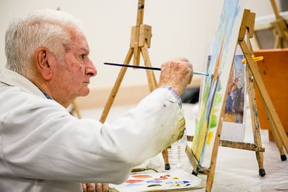 Manuel Garrido tiene 80 años y es uno de los alumnos del taller de pintura dedicado a El Bosco.