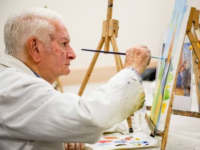 Manuel Garrido tiene 80 años y es uno de los alumnos del taller de pintura dedicado a El Bosco.