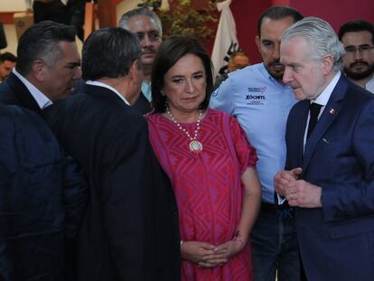 Xóchitl Gálvez, con los dirigentes del PAN, PRD y PRI, además de su coordinador de campaña, Santiago Creel.