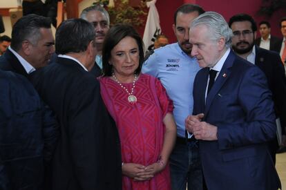 Xóchitl Gálvez, con los dirigentes del PAN, PRD y PRI, además de su coordinador de campaña, Santiago Creel.