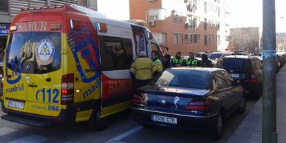 Sanitarios del SAMUR atienden al herido de bala en Usera.