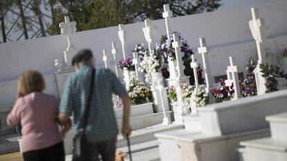 Pareja de ancianos visitando el cementerio de la localidad sevillana de Sanlúcar la Mayor (Sevilla).