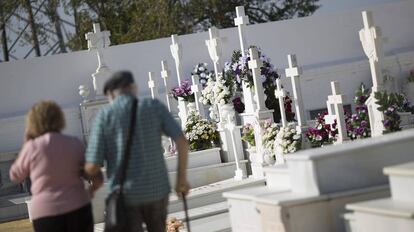 Pareja de ancianos visitando el cementerio de la localidad sevillana de Sanl&uacute;car la Mayor (Sevilla).