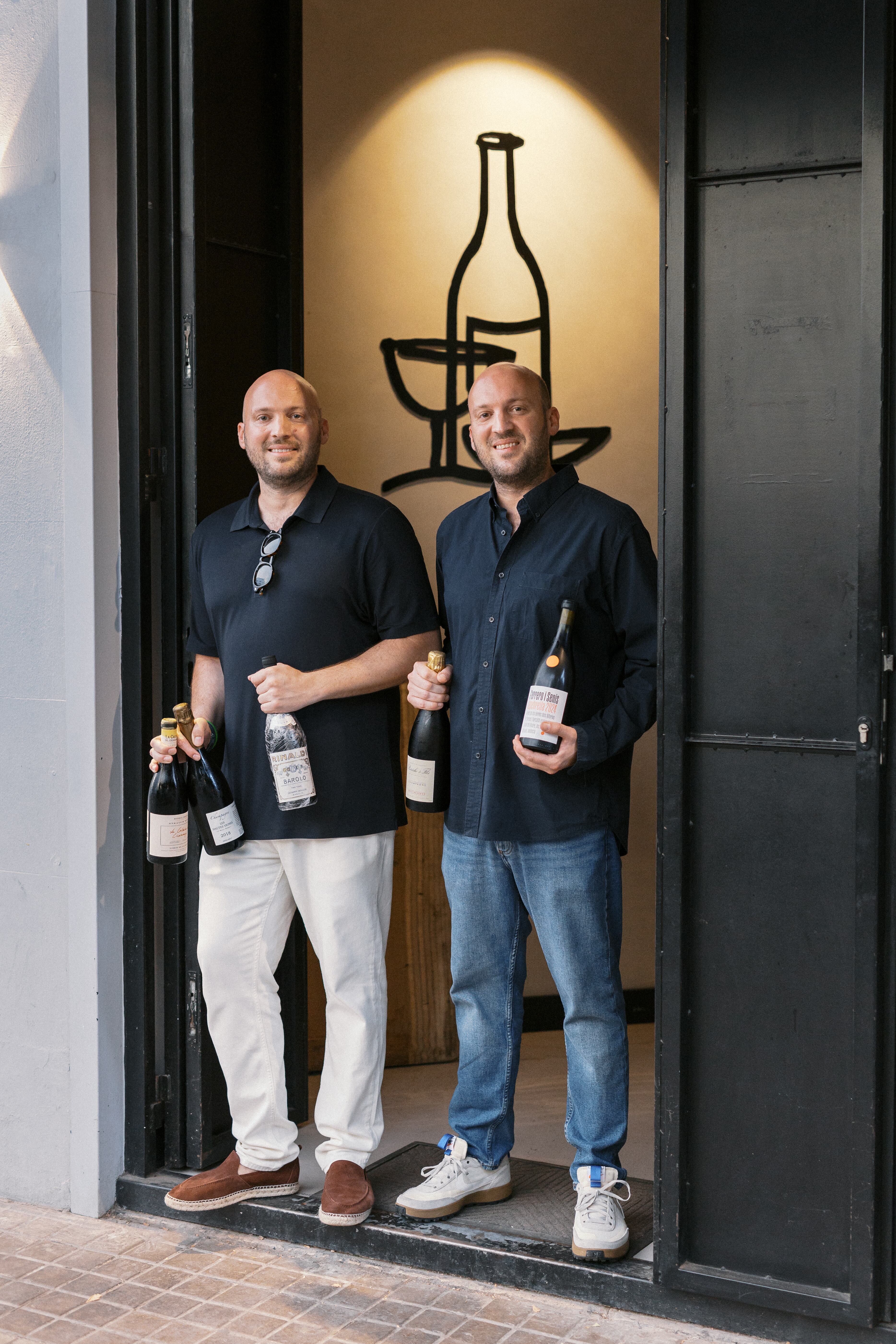 Los gemelos de Maestro, el bar de Valencia con carta secreta de vinos: “Una botella que vale 100 veces más no está 100 veces más buena”